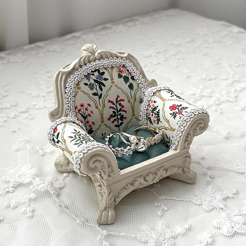 Resin jewelry rack sofa doll display stand jewelry display stand earring storage rack ﻿