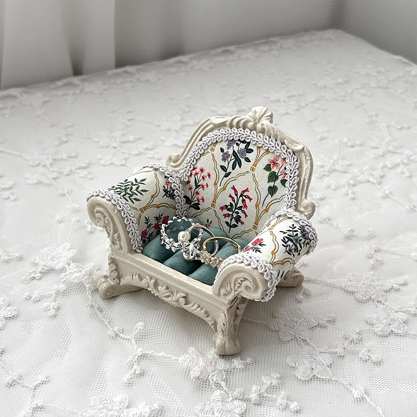 Resin jewelry rack sofa doll display stand jewelry display stand earring storage rack ﻿